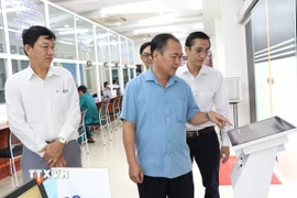 Phó Chủ nhiệm Ủy ban Kiểm tra Trung ương Lê Văn Thành kiểm tra Trung tâm phục vụ hành chính công phường Trà Vinh. (Ảnh: Thanh Hòa/TTXVN)