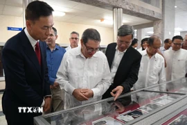 Đại sứ Việt Nam tại Cuba Lê Quang Long (thứ 3, từ trái sang) và Bộ trưởng Bruno Rodríguez (thứ 2, từ trái sang) thăm không gian ảnh về quan hệ Việt Nam-Cuba. (Ảnh: Việt Hùng/TTXVN)