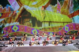 Tiết mục văn nghệ tại lễ khai mạc Canarval Hạ Long. (Ảnh: Đức Hiếu/TTXVN)