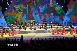 Tiết mục văn nghệ tại lễ khai mạc Canarval Hạ Long. (Ảnh: Đức Hiếu/TTXVN)