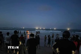 Các lực lượng chức năng, người dân địa phương và gia đình các nạn nhân tổ chức tìm kiếm. (Ảnh: TTXVN phát)