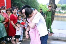 Niềm vui của người đặc xá khi gặp lại người thân sau thời gian dài xa cách. (Ảnh: Phạm Kiên/TTXVN)