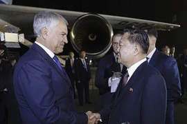 Chủ tịch Hạ viện Nga Vyacheslav Volodin (trái) và Chủ tịch Ủy ban Thường vụ Hội nghị Nhân dân Tối cao Triều Tiên Choe Ryong-hae tại Sân bay quốc tế Bình Nhưỡng. (Nguồn: Yonhap)