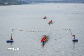 Đua thuyền đuôi én trên sông Đà. (Ảnh: Xuân Tư/TTXVN)