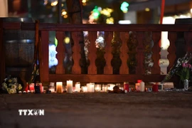 Đặt hoa và nến tưởng niệm các nạn nhân tại hiện trường vụ hỏa hoạn quán bar ở thị trấn nghỉ dưỡng Crans-Montana, Thụy Sĩ. (Ảnh: THX/TTXVN)