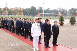 Đoàn cán bộ ngành nội chính Đảng vào Lăng viếng Chủ tịch Hồ Chí Minh. (Ảnh: Phương Hoa/TTXVN)