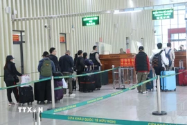 Hành khách làm thủ tục nhập cảnh vào Việt Nam qua Cửa khẩu quốc tế Hữu Nghị (Lạng Sơn). (Ảnh: Quang Duy/TTXVN)