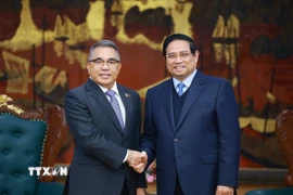 Thủ tướng Phạm Minh Chính tiếp Đại sứ Philippines tại Việt Nam Meynardo Los Banos Montealegre đến chào từ biệt kết thúc nhiệm kỳ công tác. (Ảnh: Dương Giang/TTXVN)