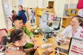 Công an phường Sầm Sơn và Ngân hàng Agribank kịp thời ngăn chặn người dân chuyển tiền cho các đối tượng lừa đảo. (Ảnh: TTXVN phát)