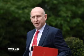 Bộ trưởng Quốc phòng Anh John Healey tới dự cuộc họp nội các tuần ở London, ngày 2/6. (Ảnh: Anadolu Agency/TTXVN)
