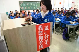 Điện thoại di động chính thức bị cấm đối với học sinh tiểu học và trung học cơ sở trên khắp Trung Quốc, trừ những trường hợp đặc biệt. (VCG)