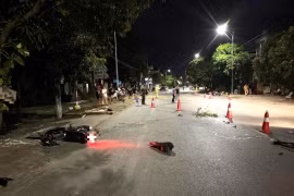 Hiện trường vụ hai xe máy đối đầu ở tỉnh Hưng Yên khiến bốn thanh niên thương vong.