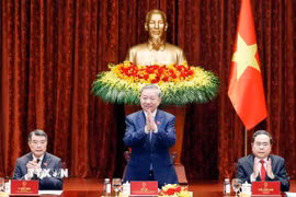 Tổng Bí thư, Chủ tịch nước Tô Lâm cùng Thủ tướng Lê Minh Hưng và Chủ tịch Quốc hội Trần Thanh Mẫn dự buổi gặp mặt. (Ảnh: Thống Nhất/TTXVN)