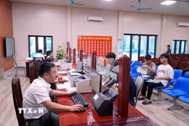 Giải quyết thủ tục hành chính tại Trung tâm phục vụ hành chính công. (Ảnh: Nguyễn Công Hải/TTXVN)