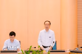 Phó Giám đốc Sở Giáo dục và Đào tạo Hà Nội Nguyễn Quang Tuấn báo cáo tại cuộc họp. (Ảnh: Nguyễn Cúc/TTXVN)