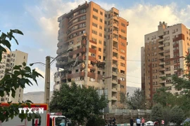 Một tòa nhà bị phá hủy sau vụ không kích của Israel xuống thủ đô Tehran của Iran. (Ảnh: AA/TTXVN)