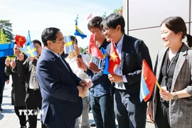 Thủ tướng Phạm Minh Chính với sinh viên, nghiên cứu sinh Việt Nam đang học tập và nghiên cứu tại Đại học Uppsala. (Ảnh: Dương Giang/TTXVN)