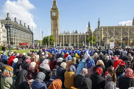 Những người Hồi giáo tham gia buổi cầu nguyện tập thể tại Quảng trường Quốc hội ở London, Anh. (Nguồn: Anadolu)