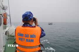 Cảnh sát biển Việt Nam tuyên truyền các tàu cá hoạt động trên tuyến tuần tra chấp hành nghiêm việc đánh bắt hải sản theo quy định. (Ảnh: TTXVN phát)
