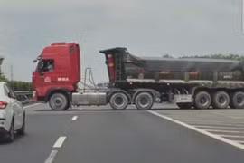 Xe đầu kéo quay đầu, chắn ngang cao tốc Thành phố Hồ Chí Minh-Long Thành-Dầu Giây. (Ảnh cắt từ clip)