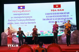 Tiết mục văn nghệ tại buổi tọa đàm. (Ảnh: Tá Chuyên/TTXVN)