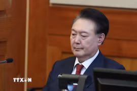 cựu Tổng thống Hàn Quốc Yoon Suk Yeol trong phiên điều trần tại phiên tòa luận tội liên quan đến việc áp đặt thiết quân luật ở Seoul. (Ảnh: THX/TTXVN)
