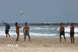 Người dân chơi thể thao trên bãi biển tại Tel Aviv, Israel ngày 24/6, sau khi thỏa thuận ngừng bắn Israel-Iran chính thức có hiệu lực. (Ảnh: THX/TTXVN)
