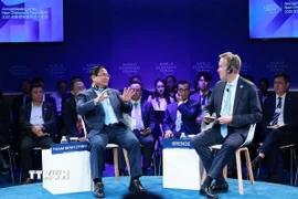 Thủ tướng Phạm Minh Chính tham dự Phiên đối thoại chính sách với Chủ tịch kiêm Tổng giám đốc điều hành của Diễn đàn Kinh tế thế giới (WEF) Borge Brende. (Ảnh: Dương Giang/TTXVN)