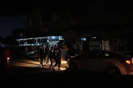 Đường phố Baghdad chìm trong bóng tối sau khi hệ thống điện ở Iraq sụp đổ hoàn toàn. (Nguồn: Anadolu)