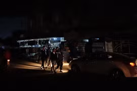 Đường phố Baghdad chìm trong bóng tối sau khi hệ thống điện ở Iraq sụp đổ hoàn toàn. (Nguồn: Anadolu)