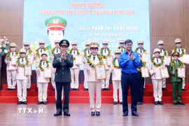 Đại tướng Lương Tam Quang, Bộ trưởng Bộ Công an, và Bí thư thứ nhất Trung ương Đoàn Bùi Quang Huy tuyên dương, trao giải thưởng “Gương mặt trẻ Công an tiêu biểu” năm 2024 cho các cá nhân có thành tích xuất sắc. (Ảnh: Phạm Kiên/TTXVN)