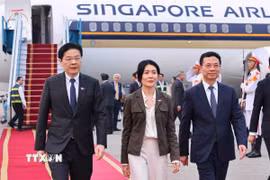 Bộ trưởng Bộ Khoa học và Công nghệ Nguyễn Mạnh Hùng đón Thủ tướng Singapore Lawrence Wong và Phu nhân tại Sân bay Quốc tế Nội Bài (Hà Nội). (Ảnh: Minh Đức/TTXVN)