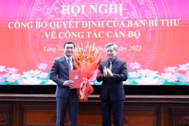 Trao quyết định cho ông Nguyễn Cảnh Toàn giữ chức Phó Bí thư Tỉnh ủy Lạng Sơn, nhiệm kỳ 2020-2025. (Ảnh: Văn Đạt/TTXVN)