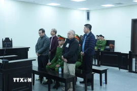 Các bị cáo nghe Tòa tuyên án. (Ảnh: Kim Anh/TTXVN)