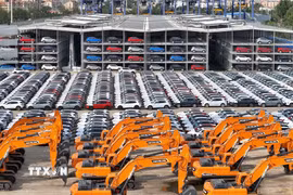 Ôtô và máy xúc chờ được đưa đi xuất khẩu tại cảng Yên Đài, tỉnh Sơn Đông, Trung Quốc. (Ảnh: THX/TTXVN)