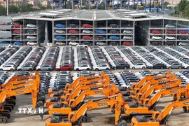 Ôtô và máy xúc chờ được đưa đi xuất khẩu tại cảng Yên Đài, tỉnh Sơn Đông, Trung Quốc. (Ảnh: THX/TTXVN)