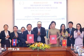 Tổng Giám đốc Thông tấn xã Việt Nam Vũ Việt Trang ký kết thỏa thuận hợp tác nghiệp vụ với Tổng Giám đốc Thông tấn xã Pathet Lào Vannasin Simmavong. (Ảnh: Văn Điệp/TTXVN)