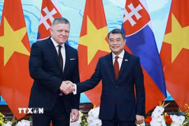 Thủ tướng Lê Minh Hưng và Thủ tướng Slovakia Robert Fico chụp ảnh chung. (Ảnh: Dương Giang/TTXVN)
