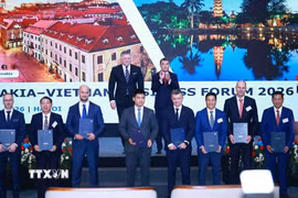 Thủ tướng Lê Minh Hưng và Thủ tướng Slovakia Robert Fico chứng kiến trao thoả thuận hợp tác giữa doanh nghiệp hai nước. (Ảnh: Dương Giang/TTXVN)