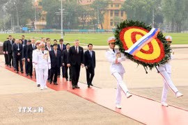 Thủ tướng Slovakia Robert Fico cùng đoàn đại biểu đến đặt vòng hoa và vào Lăng viếng Chủ tịch Hồ Chí Minh. (Ảnh: Tuấn Anh/TTXVN)