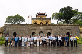 Đoàn đại biểu thăm Hoàng Thành Thăng Long. (Nguồn: Báo Chính phủ)