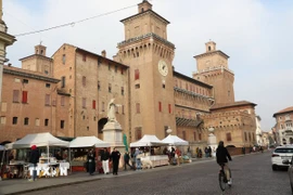 Mặt trước của lâu đài Este - biểu tượng của thành phố Ferrara. (Ảnh: Dương Hoa/TTXVN)