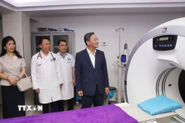 Đại sứ Nguyễn Minh Tâm tham quan cơ sở vật chất hiện đại tại Bệnh viện Hà Nội-Vientiane. (Ảnh: Xuân Tú/TTXVN)