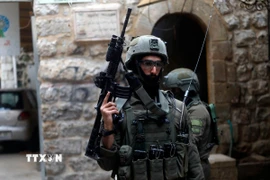 Lực lượng an ninh Israel gác tại Hebron, Bờ Tây. (Ảnh: THX/TTXVN)