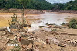 Những ngôi nhà dọc dòng Nậm Nơn đã bị lũ cuốn trôi. (Ảnh: TTXVN phát)