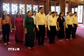 Phó Chủ tịch Quốc hội Nguyễn Khắc Định cùng đoàn công tác dâng hương tưởng niệm Chủ tịch Hồ Chí Minh tại Đền thờ Bác Hồ. (Ảnh: Nguyễn Công Hải/TTXVN)