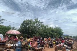 Người dân sơ tán khỏi tỉnh biên giới Oddar Meanchey thuộc Campuchia, sau khi căng thẳng tái diễn tại khu vực biên giới giữa Thái Lan-Campuchia. (Ảnh: THX/TTXVN)