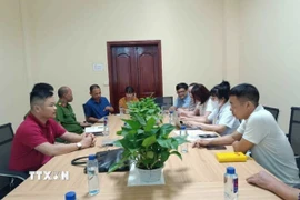 Đoàn liên ngành làm việc với Công ty TNHH Tian Jian Việt Nam xác minh thông tin công nhân nghi ngộ độc thực phẩm. (Ảnh: TTXVN phát)