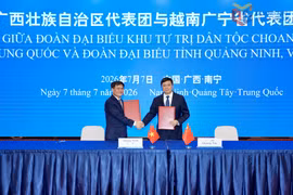 Đồng chí Bùi Văn Khắng, Chủ tịch UBND tỉnh Quảng Ninh và đồng chí Vi Thao, Chủ tịch Chính quyền nhân dân Khu tự trị dân tộc Choang Quảng Tây ký Biên bản Hội đàm. (Nguồn: Cổng thông tin điện tử tỉnh Quảng Ninh)