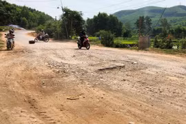 Nhiều đoạn đường trên tuyến Quốc lộ 24, đoạn qua huyện Ba Tơ bị xuống cấp, gây khó khăn cho việc lưu thông đi lại của người dân. (Nguồn: Báo Quảng Ngãi)